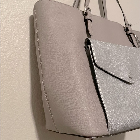 ❌SOLD❌Michael Kors Jet Set Tote Leather Grey Silver Bag - Picture 9 of 16